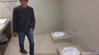 Bupati Ciamis Herdiat Sunarya, Jumat (20/9) malam langsung mengecek ke lokasi. Menurut dia, toilet tanpa sekat hanyalah kesalahpahaman saja dan secepatnya akan diperbaiki oleh PT KAI dan Pemkab Ciamis siap membantu, demi kenyamanan penumpang kereta api (Dadang Hermansyah/detikcom)