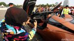 Mobil Super Listrik Jadi Ajang Selfie Pengunjung Monas