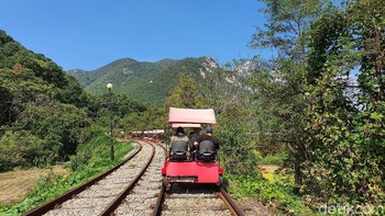 Mengayuh sepeda di sepanjang rel kereta api tua dan menikmati pemandangan bukit serta pedesaan yang indah. Foto: Widiya Wiyanti/detikINET