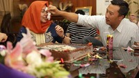 Mesranya, Imam Nahrawi yang mengelapi wajah Shobibah kala mendapat kejutan kue ulang tahun. Foto: Instagram @obib_nahrawi