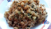 Karena memakai banyak daun bawang yang diirs halus tekstur telur dadar jadi renyah dan aromanya harum banget. Foto: Detikfood/Pradito Rida Pertana