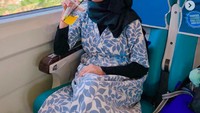 Pemilik nama lengkap Siti Fatimah Halilintar ini sering membagikan kesehariannya di Instagram. Termasuk kala minum es jeruk di kereta. Slurpp! Foto: Instagram fatimahhalilintar