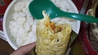 Nah gimana nih seharusnya? Biasanya lontong isi, ini jadinya mie goreng isi. Foto: istimewa