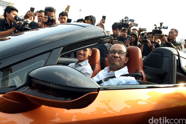 Anies Baswedan disopiri pebalap F2 Sean Gelael. Foto: Rengga Sancaya Anies Baswedan disopiri pebalap F2 Sean Gelael. Foto: Rengga Sancaya