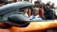 Anies ikut konvoi menggunakan mobil listrik BMW i8.
