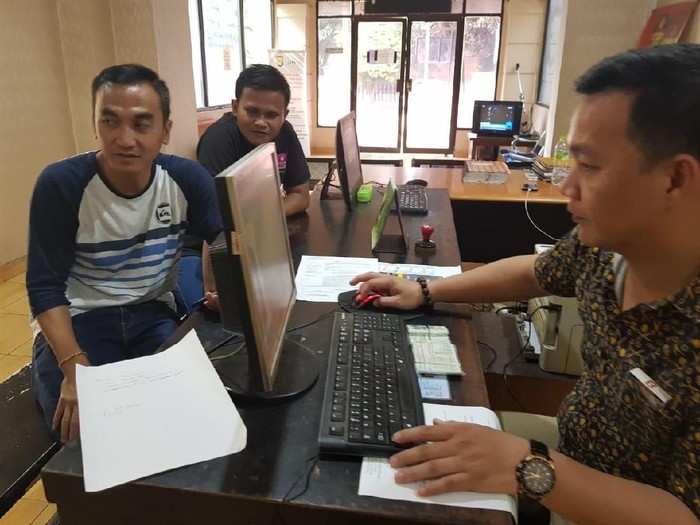 Mobil rico ceper dipecah oleh rampok