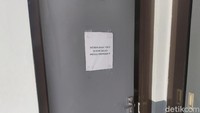 Terlihat ada tulisan Mohon Maaf Toilet Sedang Dalam Proses Perbaikan. Di sinilah terdapat beberapa kloset yang tanpa sekat dan dapat digunakan (Dadang Hermansyah/detikcom)