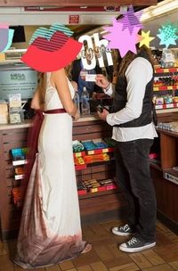 Gaun pengantin wanita dikritik karena terlihat seperti noda darah mensturasi