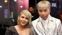 Evelyn dan Roy tampak mesra saat tiba di acara tersebut. Pool/Noel/detikFoto.