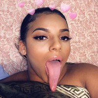 Mikayla Saravia dalah model Instagram dan influencer yang penampilannya berbeda dari yang lain karena lidahnya yang besar. Panjang lidah Mikayla mencapai 6,5 inci atau 16,5 cm. Foto: Instagram