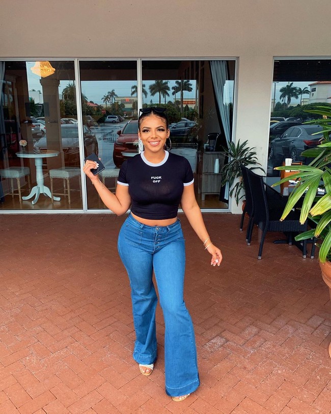 Wanita berusia 21 tahun ini pun menerima ribuan komentar dari penggemar yang mengaguminya. Aku suka lidahmu, puji netizen. Bisakah aku membuat tato wajahmu di tanganku?, komentar netizen lainnya. Foto: Instagram