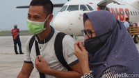Kedatangan pesawat mengalami keterlambatan selama 5 jam akibat kabut asap. 
