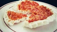 Makan pizza memang enak tapi kalau lagi tanggal tua begini ya jadi makan pizza darurat. Makannya harus banyak ya biar kenyang.  Foto: istimewa