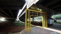 Saat baru dibangun, taman ini dihiasi banyak tanaman-tanaman yang menambah kesan asri.