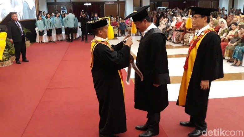 UNS Beri Gelar Doktor Honoris Causa pada Panglima TNI UNS Beri Gelar Doktor Honoris Causa pada Panglima TNI