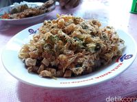 Warung Pojok Mbak Yuni: Renyahnya Telur Dadar Keriting Rp 3.000 yang Selalu Diantre