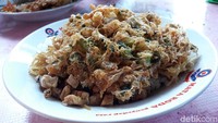 Nasi telur yang disajikan oleh Warung Pojok Mbak Yuni juga viral. Lokasinya ada di Jalan I Dewa Nyoman Oka No. 3, Gondokusuman, Yogyakarta. Kreasi nasi telur gobal-gabul ini biasanya dinikmati sebagai sarapan dengan aneka lauk pendamping. Foto: Detikfood/Pradito Rida Pertana