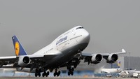 Sejak 4 Mei, pihak Lufthansa Group telah mewajibkan penumpangnya untuk memakai masker. Aturan itu pun juga berlaku untuk para pramugari maskapai tersebut (dok. Lufthansa)