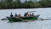 Sebagian dari mereka adalah warga lokal atau wisatawan.