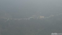 Kabut asap ini membuat jarak pandang terbatas.