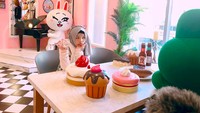Gemasnya! Ini momen Fatimah saat mampir bersantap di kafe resmi Line. Ada karakter Cony yang mencuri perhatian. Foto: Instagram fatimahhalilintar
