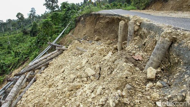 beberapa ruas jalan yang longsor di Simeulue Aceh