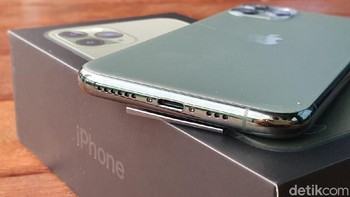 Bagian bawah ada speaker dan port lighting. Foto: Adi Fida Rahman/detikINET