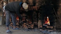 Batu bata dibakar agar kualitasnya bagus.