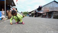 Imping merupakan salah satu permainan tradisional yang masih sering dimainkan oleh anak-anak di Simeulue Barat, khusunya anak-anak putri. Sebelum memulai bermain, anak-anak tersebut akan menggambar berbagai kotak di salah satu sisi jalan.