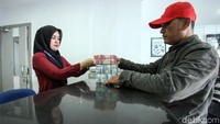 Tak jarang Taufik dapat membawa uang tunai hingga ratusan juta di jok motornya demi pekerjaannya sebagai seorang agen BRILink.