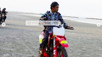 Ia pun sempat mengumpamakan hidup bagaikan naik motor trail. Foto: Screenshot Instagram Ustaz Abdul Somad  