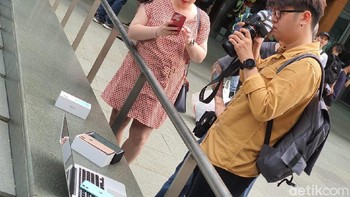 Perjuangan para pengantre ini sudah dimulai sejak kemarin. Foto: Adi Fida Rahman/detikINET