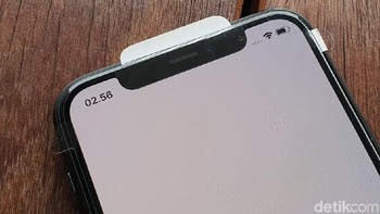 Notch masih menghiasi bagian atas layar. Foto: Adi Fida Rahman/detikINET