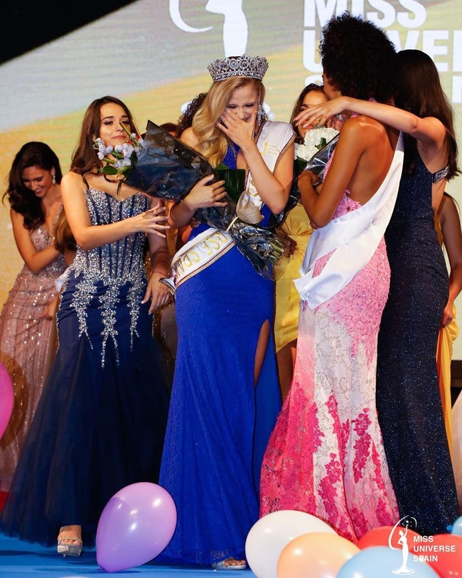 Natalie Ortega tak kuasa menahan haru usai dinobatkan sebagai Miss Universe Spanyol 2019. Natalie yang berusia 19 tahun ini mengalahkan 17 finalis lainnya. Foto: Instagram @natalie_ortegaa