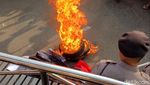 Aksi Bakar Ban Kembali Warnai Demo di KPK