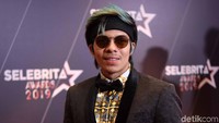 Atta Halilintar tampil dengan gaya khasnya berkacamata dan bandana dengan rambut warna biru. Foto: Noel/detikHOT