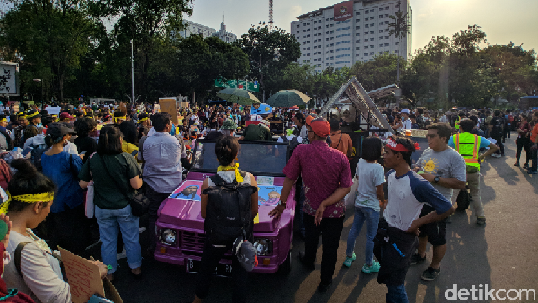 Massa Anak Muda Aksi di Depan Istana Tuntut Pemerintah Atasi Krisis Iklim Massa Anak Muda Aksi di Depan Istana Tuntut Pemerintah Atasi Krisis Iklim