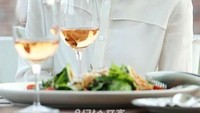 Di hadapan Kim Tae-hee terlihat ada sajian salad dan rose wine. Kira-kira ia sedang dimana ya? Foto: Istimewa