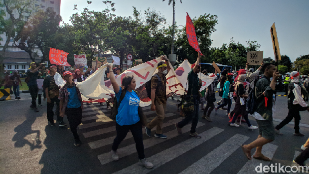 Massa Anak Muda Aksi di Depan Istana Tuntut Pemerintah Atasi Krisis Iklim