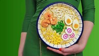 Yang ini juga tak kalah bikin laper. Semangkuk ramen dengan aneka topping jadi inspirasi pembuatan tas. Foto: Pinterest