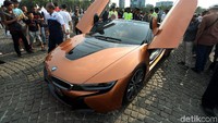 BMW i8 sendiri telah mengaspal di Indonesia melalui BMW Group Indonesia. Sport car hybrid ini hadir dengan teknologi BMW eDrive terbaru yang berikan pengalaman berkesan dalam penggunaan kendaraan listrik.