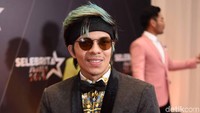 Atta melengkapi penampilannya dengan dasi kupu-kupu. Foto: Noel/detikHOT