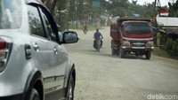 Kondisi jalan yang rusak dan berdebu saat musim panas menggangngu aktivitas warga.