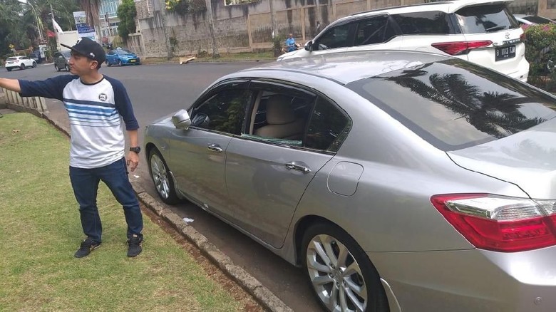 Usai Lapor Polisi soal Pencurian Pecah Kaca, Rico Ceper Tabrak Mobil Polisi Usai Lapor Polisi soal Pencurian Pecah Kaca, Rico Ceper Tabrak Mobil Polisi