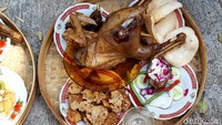Tampak setiap kepala keluarga dari tiga dukuh itu membawa tumpeng dan perlengkapan lainnya, seperti ayam ingkung, nasi golong serta minuman dawet.