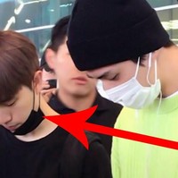 Choi Woojin jadi viral setelah fotonya tersebar di Twitter. Ia muncurl di bandara dan berdisi di samping Chanyeol EXO dan Sehun EXO.  Foto: dok. Twitter.