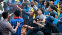 Massa dari Pengurus Besar Pergerakan Mahasiswa Islam Indonesia (PB PMII) menggelar demo di depan gedung KPK, Jakarta, Jumat (20/9/2019).