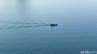 Kota Sinabang yang dekat dengan teluk pun membuat warganya menggunakan perahu untuk memotong jalan.