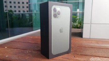 iPhone 11 Pro Midnight Green dikemas dalam kotak hitam. Foto: Adi Fida Rahman/detikINET