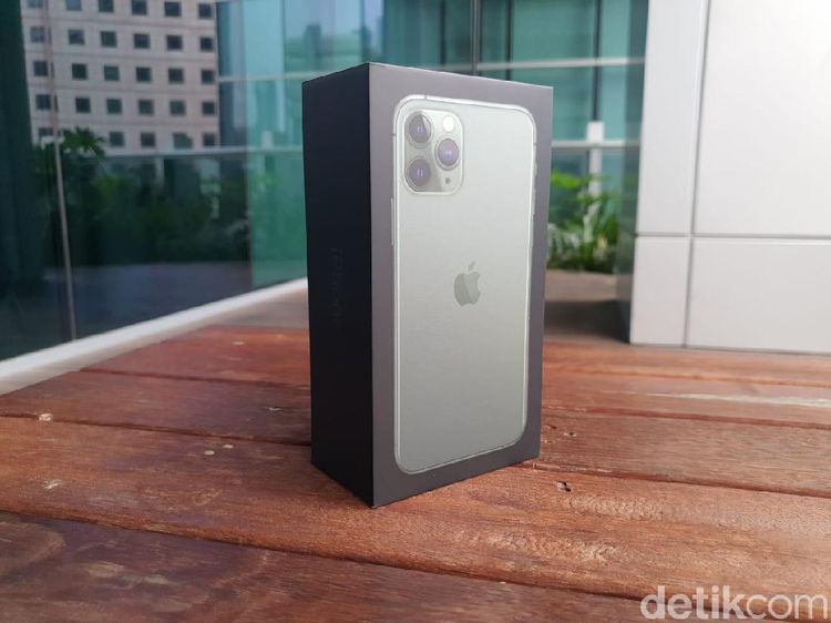 Unboxing iPhone 11 Pro Midnight Green
